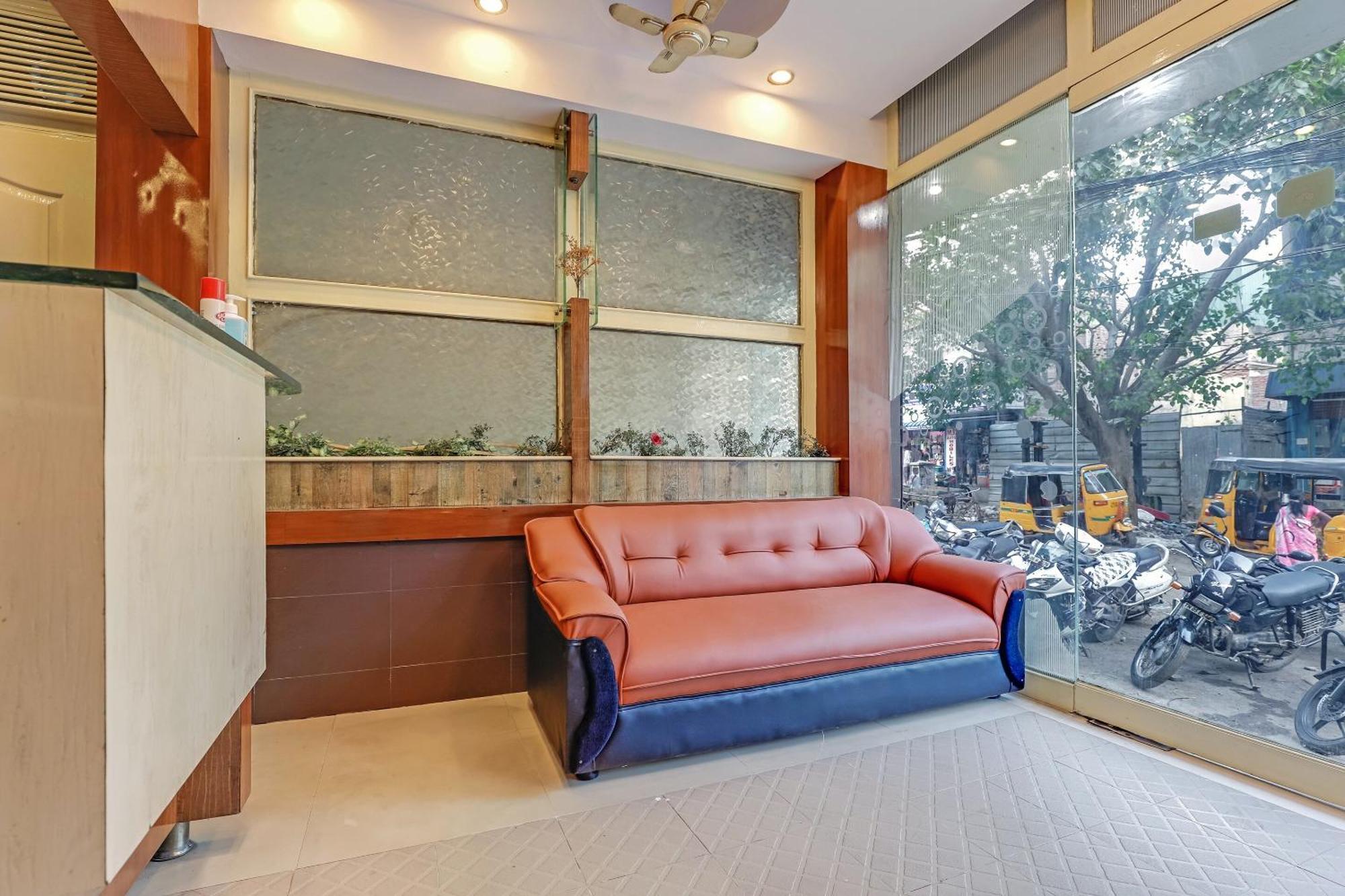 Spot On 77468 Kunkumam Residency Hotel 2*